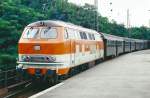 218 142-8 der ehemaligen City-Bahn Kln - Gummersbach stellt im Bhf. Neuss einen Nahverkehrszug bereit, den sie anschlieend nach Kranenburg befrdern wird (KBS 495,im Sommer 1991, als das Bild entstand, noch 470). Das Original ist ein Agfa-CT-18-Dia.