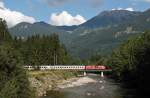 Ein unbekannt gebliebene 218 ist mit IC 2085 von Augsburg nach Oberstdorf unterwegs.Hier überquert sie gerade die Brücke bei Langenwang und wird in wenigen Minuten den Zielbahnhof erreichen.