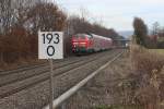 218 432-3 mit einer Doppelstock Garnitur unterwegs nach Lindau, in kürze wird Friedrichshafen erreicht, hier bei der Durchfahrt am Hp  Friedrichshafen Flughafen , 28.12.2013