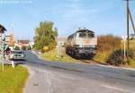 218 404 erreichte auf der Rückfahrt nach Bamberg am 14.10.94 den Bahnübergang der Staatsstraße am östlichen Schlüsselfelder Stadtrand.