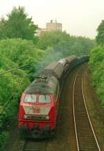 218 244 mit Güterzug Richtung Lehrte am 30.05.1998 auf der Hannoveraner Güterumgehungsbahn zwischen Ahlem und Hannover-Linden