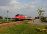 Die 218 401 mit dem IC Rottalerland am 12.04.2014 unterwegs bei Bayerbach.