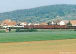 218 408 fuhr am 3.5.94 gegen 8 Uhr am südlichen Ortsrand von Pettstadt vorbei mit ihrem Güterzug nach Schlüsselfeld.