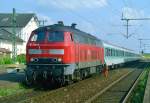 218 336 mit RB 35748 (Altona–Husum) am 14.06.1999 in Itzehoe