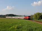 Die 218 343 mit dem IC Rottalerland am 26.04.2014 unterwegs bei Engertsham.