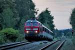 DB Dieselok 218 463-8 mit unbekannter Schwestermaschine kommt im allerletzten  Büchsenlicht  bei Schlachters mit dem Ec 190 von München nach Zürich am 8.8.2014 vorbei.