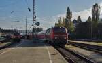 218 464-6 als EC 1291 nach München steht links und die 218 438-0 als IRE 4236 nach Stuttgart bei der Ausfahrt von Lindau (Bodensee) am 26.09.14.