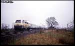 Grenzverkehr DDR - Westdeutschland am 5.4.1989! Näher wagte ich mich damals nicht an die Grenze ran. Im Hintergrund rechts ist der erste Wachturm zu erkennen.
218251 kommt mit dem D 466 nach Köln aus Oebisfelde herüber!