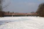 Der Valentinstag 2013 (14.02.13) war einer der ganz seltenen sonnigen Tagen im damaligen Winter. So wurde dies ausgenutzt für einen Fotospaziergang an der Isar.
218 465-3 überquert gerade eine Eisenbahnbrücke in Richtung München Ostbahnhof.