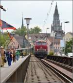 Als wäre es der Eilzug nach Basel badischer Bahnhof, der noch Ende der 70er mit 215 oder 218 Konstanz verließ.  218 387-9 verläßt die Stadt mit ihrem Sonderzug Winterthur-Augsburg, Mai 2015.