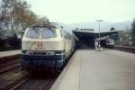 218 265-7 steht im April 1994 abfahrbereit im Bahnhof Bad Harzburg, rechts steht ein 614