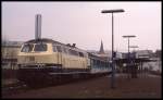 1993 war die Zeit der schönen Citybahn Züge in Gummersbach fast vorbei. Die beige blaue 218132 bespannte am 22.3.1993 um 13.20 Uhr den Personenzug nach Köln.