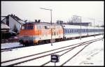 218137 war am 23.3.1994 im Umleiterdienst auf der Sennebahn im Einsatz. Hier kommt sie mit dem IR 2552 nach Aachen um 13.40 Uhr durch den Bahnhof Schloss Holte gefahren.