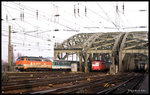 218135 und 110278 verlassen am  20.03.1996 um 16.18 Uhr beide aus Köln Deutz kommend die Hohenzollernbrücke und fahren in den HBF Köln ein.