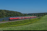 218 435 zieht am 8. August 2016 einen aus Rotlingen bestehenden IRE aus Ulm bei Meckenbeuren in Richtung Lindau.