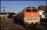 218140 wartet am 29.11.1989 um 13.10 Uhr im Bahnhof Gummersbach auf die Abfahrt nach Köln.