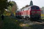 Gleisdreieck Lindau und die etwas lngere Rangierfahrt von zwei 218ern zum Lokwechsel (|||) -  Auf der Rangierfahrt von Lindau Hbf ber Enzisweiler zurck nach Lindau-Reutin haben 218 465-2 und 218 476-0 die Gleise der Allgubahn gekreuzt und befinden sich am 29.10.2016 auf den ersten Metern des Verbindungsbogens zwischen Lindau-Aeschach und Lindau-Reutin. Dort werden die beiden 218er die Wagen des IC von Innsbruck nach Mnster (Westf) bernehmen.