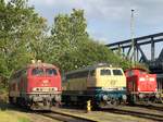 Seltener Besuch in Hamburg: die beiden besonderen 218er, 218 460  Conny  (benannt nach der Buchhalterin der Westfrankenbahn) und die 218 387  altrot  der Kurhessenbahn aus Kassel, geniessen Ihre Sonntagabend-Ruhe am 14.05.2017 in Hamburg Hbf, Abstellanlage Högerdamm. 
Beide Loks sind ausgeliehen worden, um den IRE 18447 Hamburg Hbf - Berlin Ostbahnhof noch bis Ende Juli zu transportieren. Dabei ziehen die beiden Loks den Zug bis Berlin und fahren danach umgehend als Lz wieder zurück nach Hamburg. 