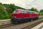 Seitenansicht der 218 445-4 der EFW bei der Durchfahrt in Neckargerach.31.8.2017