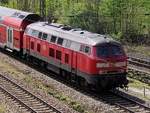 Dieselklassiker trifft moderne: 218 418 schiebt fünf Doppelstockwagen der Südostbayernbahn aus dem Bahnhof Markt Schwaben nach München. Aufgenommen am Nachmittag des 4.5.2013