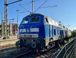 218 058 der PRESS Eisenbahngesellschaft (ex 218 412)schiebt an diesem sonnigen Donnerstagmorgen, 23.06.2022, den IC 2414 von Hamburg Hbf nach Burg auf Fehmarn durch den Bahnhof Ahrensburg