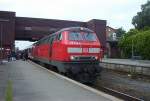 RE11434 von Hamburg Hbf.nach Kiel steht im Bahnhof Lbeck(18.07.04)