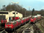Die 218 465 und die 217 012 mit vielen anderen Schwester Loks abgestellt in Mhldorf und die 363 819 beim umrangieren der Doppelstock Garnitur vom Abstellgleis auf die Bahnsteig Gleise.      