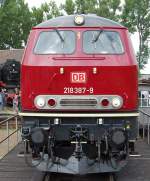 In erstklassiger Wirkung stellt sich 218 387-9 im Bw Darmstadt-Kranichstein dem Publikum.