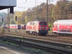 218 409 in Ulm HBF. Im Hintergrund zwei Triebwagen der Br 611.