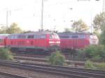 Die 218 293 in vr und die 218 277 in rot-wei warten im Hanauer Hbf auf neue Leistungen in den Odenwald.