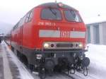 218 352 verlsst am 17.02.2005 den Bahnhof Oberstdorf mit einem Regionalexpress nach Kempten