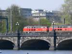218 379-6 und Schwesterlok ziehen eine Personenzug ber die Lombardsbrcke in Hamburg.