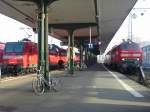 Hier findet gerade ein Treffen zwischen der 218-412 und der 146-001 statt. Die 218 fhrt normal gleich in den Abstellbereich heute musste sie aus irgendeinem Grund an Gleis 11 einfahren.
14.03.2005