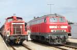 Klein- und Grodiesel eintrchtig nebeneinander am 21.8.2009 in Kempten. Whrend sich 218 256-6 gerade von ihrem Zug absetzt, wartet 363 241-1 noch auf Rangiererlaubnis. 