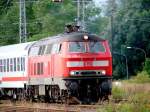 218 490-1 vor dem IC2637 zum Seebad Heringsdorf. (Stralsund am 12.08.2005)