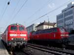 218 444-8 erreicht mit RB27058 Mnchen-Hbf, whrend 218 403-4 mit RE27001 auf die Abfahrt wartet;110329