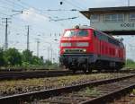 Lokparade im DB Museum Koblenz-Ltzel am 21.05.2011 zu dessen 10 jhrigen Bestehen. 218 137-8.  Die Baureihe 218 ist eine schwere, vierachsige Diesellokomotive fr den Streckendienst. Sie wurde in groen Stckzahlen gebaut und ist der Endpunkt der Entwicklung der V160 Lokfamilie. Sie hat ein Dienstgewicht von 80t, eine Leistung von 2800 PS und erreicht eine Hchstgeschwindigkeit von 140 km/h. 