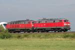 Die 218 397-8 zieht in DT einen IC von Westerland auf Sylt zum Umspannen Richtung Niebll am 21.08.2011