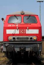 Diesellok: Nachdem die Einstze der Trierer 218 in der Eifel im Dezember 2009 endeten, kann man einige Maschinen in unterschiedlichen Museen wiederfinden. So auch 218 137-8, die im DB Museum Koblenz gleich einige E-Loks fr die Lokparade aus dem oberleitungslosen Gleis schiebt. Mai 2011