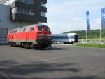 218 312-7 vor der Werkhalle von Voith Lokomotivtechnik am Nord-Ostsee-Kanal in Kiel-Wik am 16.08.2006