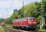 218 400-0 und 218 416-6, die kurz zuvor den EC 194 von München kommend nach Lindau brachten, beim Rangieren auf dem Bodenseedamm, um an die Wagen des EuroCity 195 anzukuppeln und diese nach München zu ziehen (Lindau, 09.06.2012). Dieses sowie die nachfolgenden zwei Bilder wurden vom Ende des zwischen den Gleisen 3 und 4 liegenden Bahnsteigs gemacht.