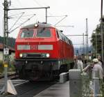 DB 218 463-8 beim Umsetzten auf dem Bahnbergang am Bhf. Mittenwald, KBS 960 Innsbruck - Mnchen, fotografiert  am 30.09.2012
