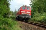 218 205-3 mit dem Regionalexpress Heilbronn-Mannheim hat gerade den Bahnhof Bad Wimpfen verlassen und ist in voller Fahrt Richtung Sinsheim unterwegs. Juli 2006