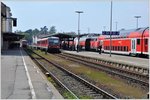 RB22764 nach Radolfzell, Rb28629 nach Hafen, IRE4244 nach Stuttgart und IRE4247 nach Lindau treffen sich in Friedrichshafen Stadt. (02.05.2016)