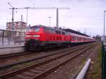 218 493-5 schiebt eine RB aus dem Bahnhof Ahrensburg.