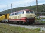 NeSa 218 105-5 mit einem Bauzug in Gemünden (Main).