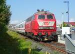 218 402 'Pidder Lüng' von Railsystems RP am 25.08.2022 mit IC 2415/2416 in Burg/Fehmarn.