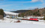 218 402 mit 563 001 / 563 101 im Schlepp als DbZ 91512 (Offenburg - Seebrugg) bei St.Georgen 24.2.24
