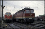 232708 verlässt hier am 6.5.1993 um 10.00 Uhr den Bahnhof Arnstadt und ist mit dem E 4931 unterwegs.