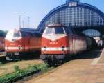 Whrend sich 219 099-9 an die RB nach Altenberg gesetzt hat, rollt auf dem Nachbargleis 229 144-1 mit dem RE Erfurt-Glauchau in den Hauptbahnhof Gera ein.